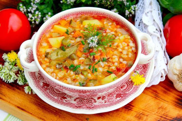 Рассольник с перловкой и солеными огурцами – кулинарный рецепт